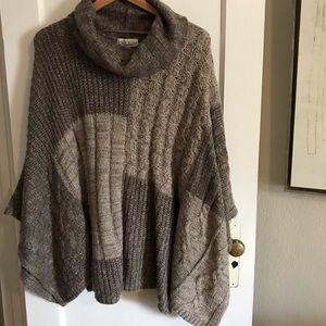 Cozy gray batwing poncho sweater, M, EUC